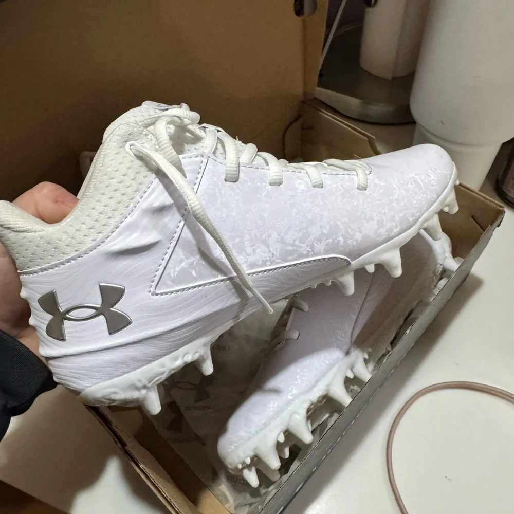 Under Armour boys football cleats - Picture 2 of 4